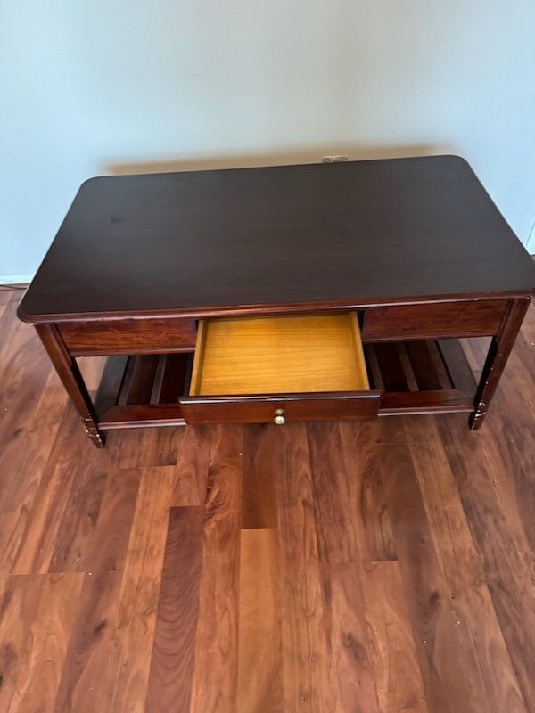 Beautiful Coffee Table, Aprox 4x2x4