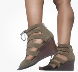 Women’s Crown Vintage Olive Green Wedge Gladiator Lace Up Wedges in size 9.5