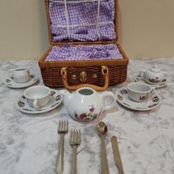 VINTAGE CHILDREN'S TEA SET IN WICKER PICNIC BASKET 