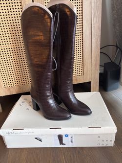 Women boots size 7 new Target brand