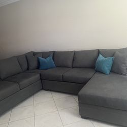 Living Spaces 6-Seater Sectional 