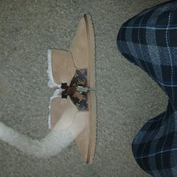UGGS (BRAND New, Never Worn) Size 7 W