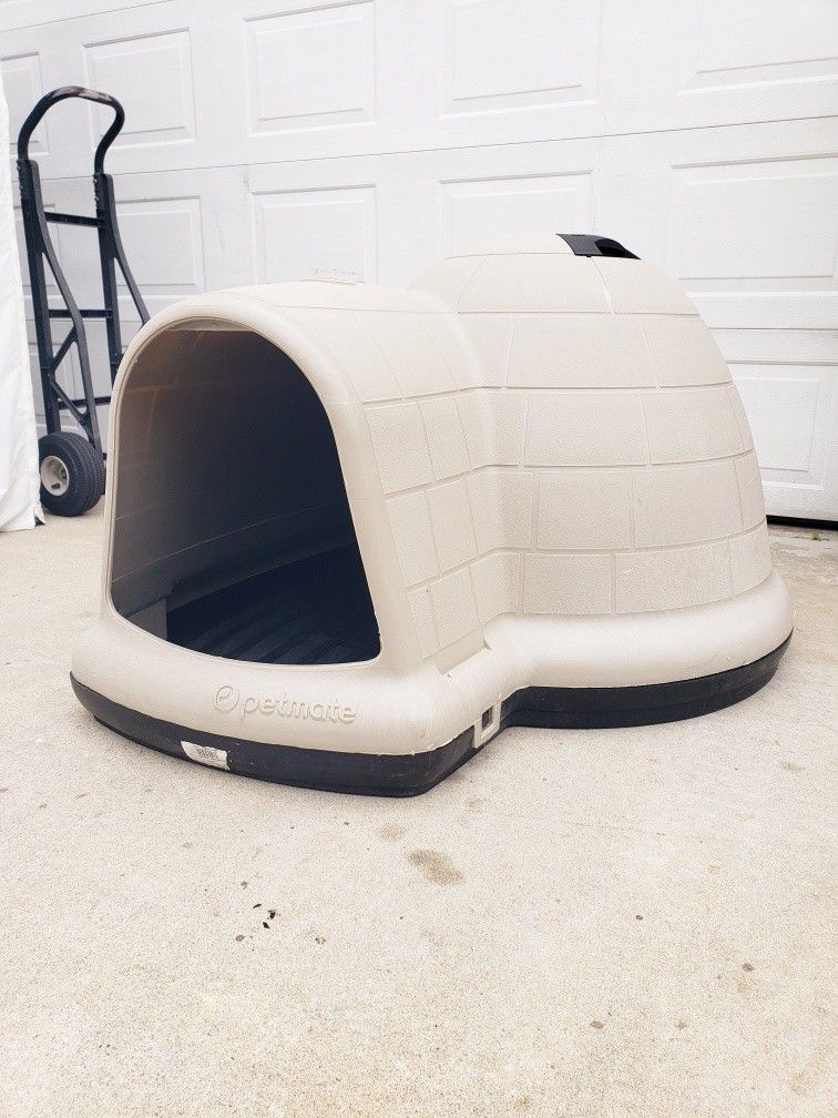 Large Dog House In Excellent Condition