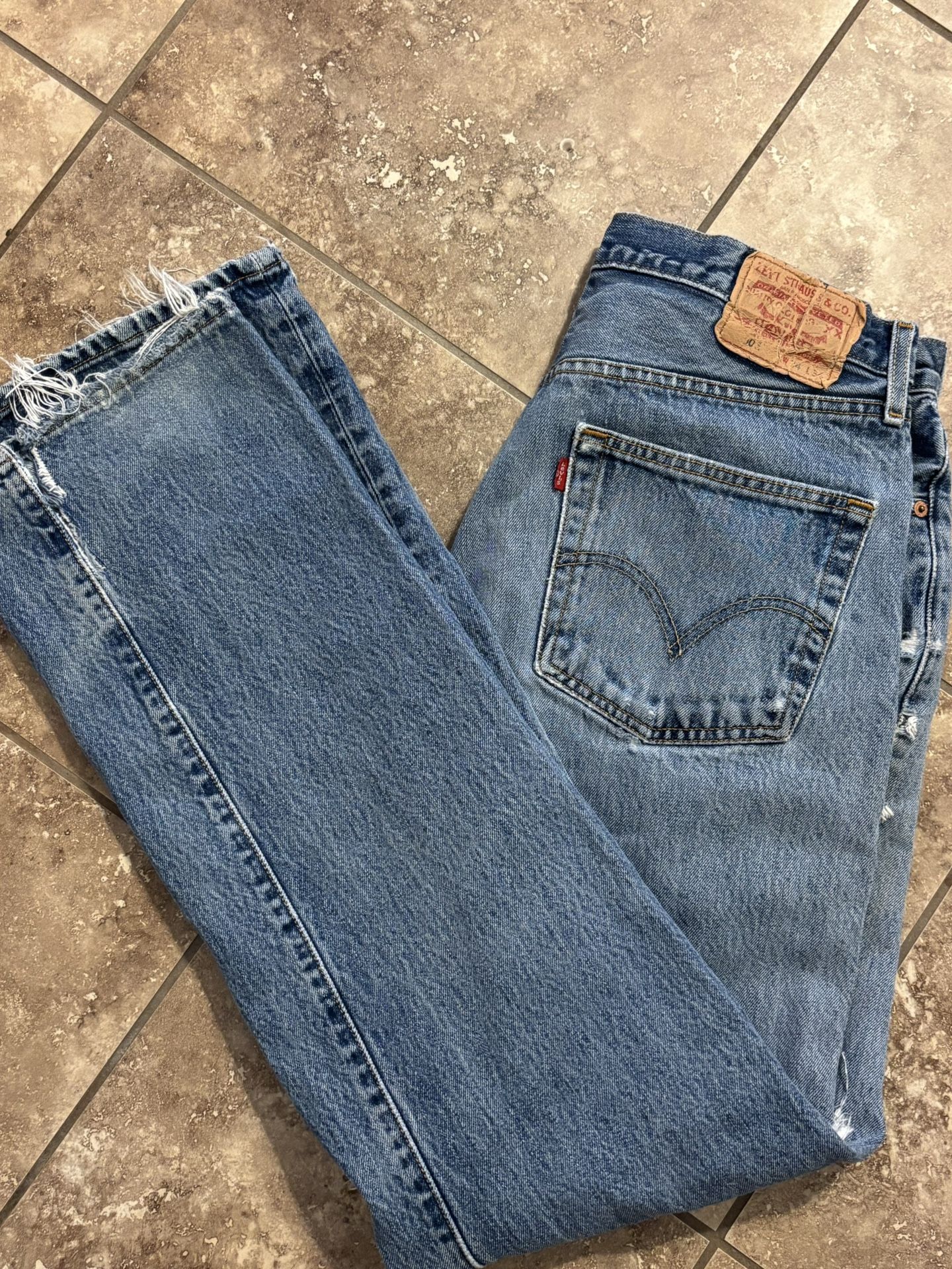 Women’s Levi’s Distress Size 32