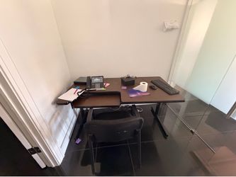 DESK WITH RETRACTABLE KEYBOARD TRAY