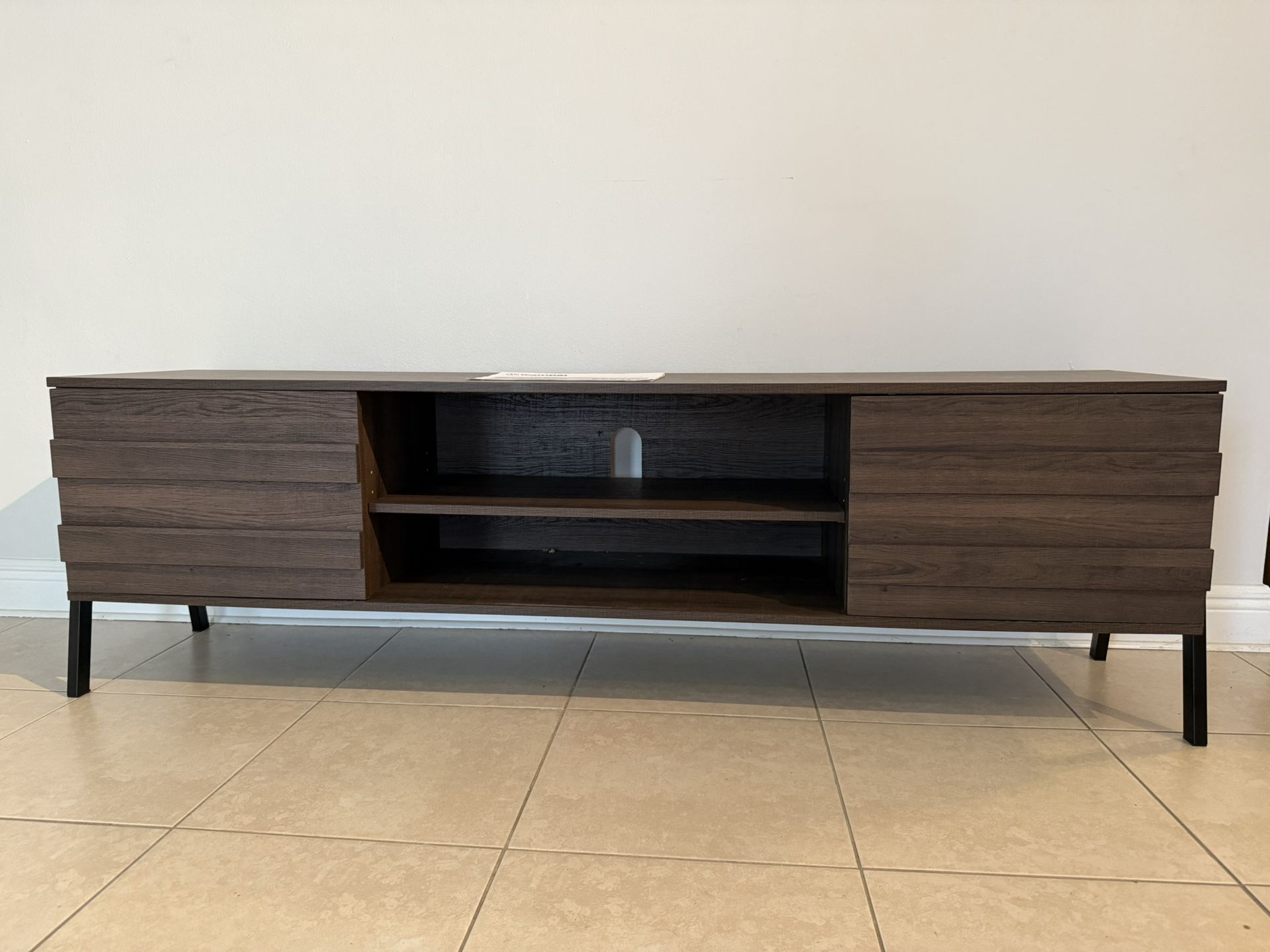 Modern Wampat TV Stand – Excellent Condition