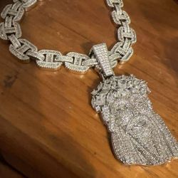 Men’s Iced Out Jesus Piece And Chain 