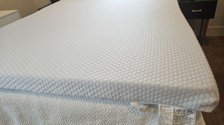 Like New- Full size foam mattress topper