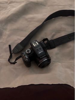 Panasonic LUMIX FZ150 Bridge Camera 12.1MP 24x Zoom IS Black Strap