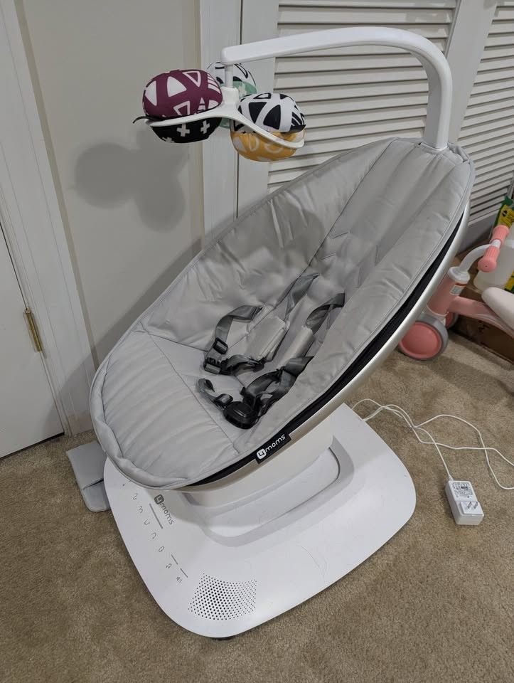4mom's mamaRoo multi-motion baby swing (Pending)