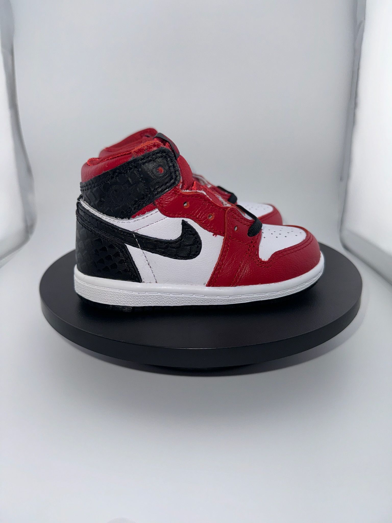 Jordan 1 satin Chicago Jordan 1 Retro High Satin Snake Chicago (TD)(PS) – Hidden Realm main image 3