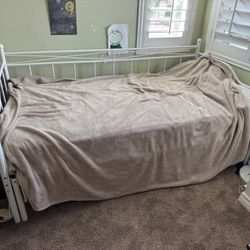 Metal Daybed with Pop Up Trundle Bed for Adults for Living Room / Guest Room- Twin