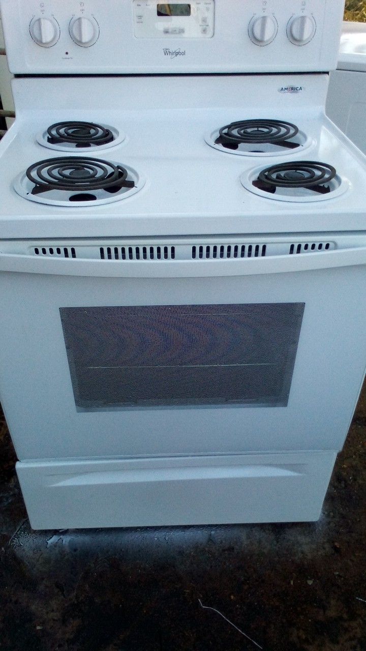 WHITE ELECTRIC STOVE IN BEAUTIFUL CONDITION