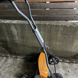 Fiskars StaySharp Manual Push Mower 