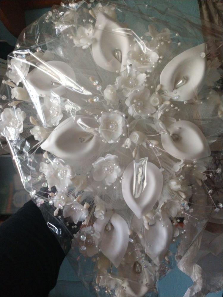 Wedding bouquet off white(New)never opened