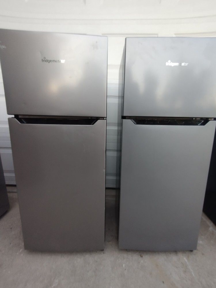 Fridgemaster Medium Sized Refrigerator/Freezer