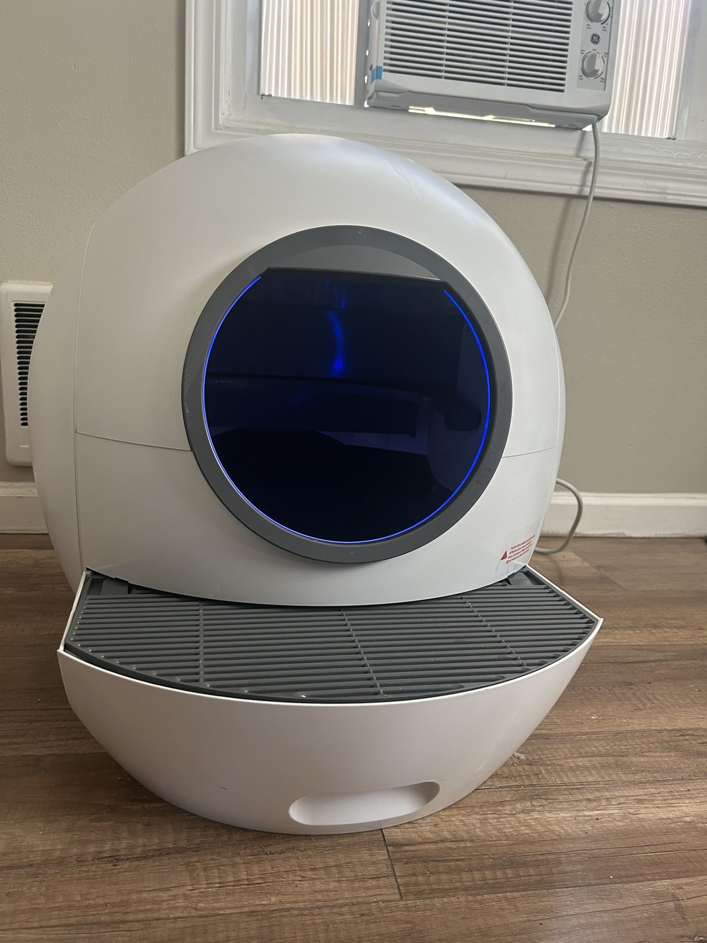 Elspet Orbiting Self-Cleaning Litter Box — Like New! + 300 Bags (Retail 528$)
