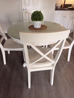 Round Table With 3 Good Chair