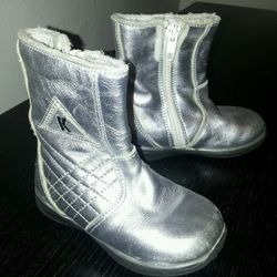 https://offerup.com/redirect/?o=S1VCTy5JVA== toddler girl silver zip up leather boots sz. EU 21 Made in Italy US 5  Shows some signs of wear but overa