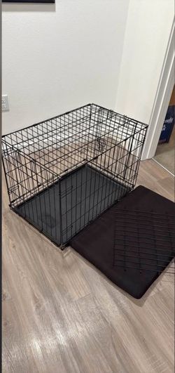 Medium sized dog crate with cushion and divider