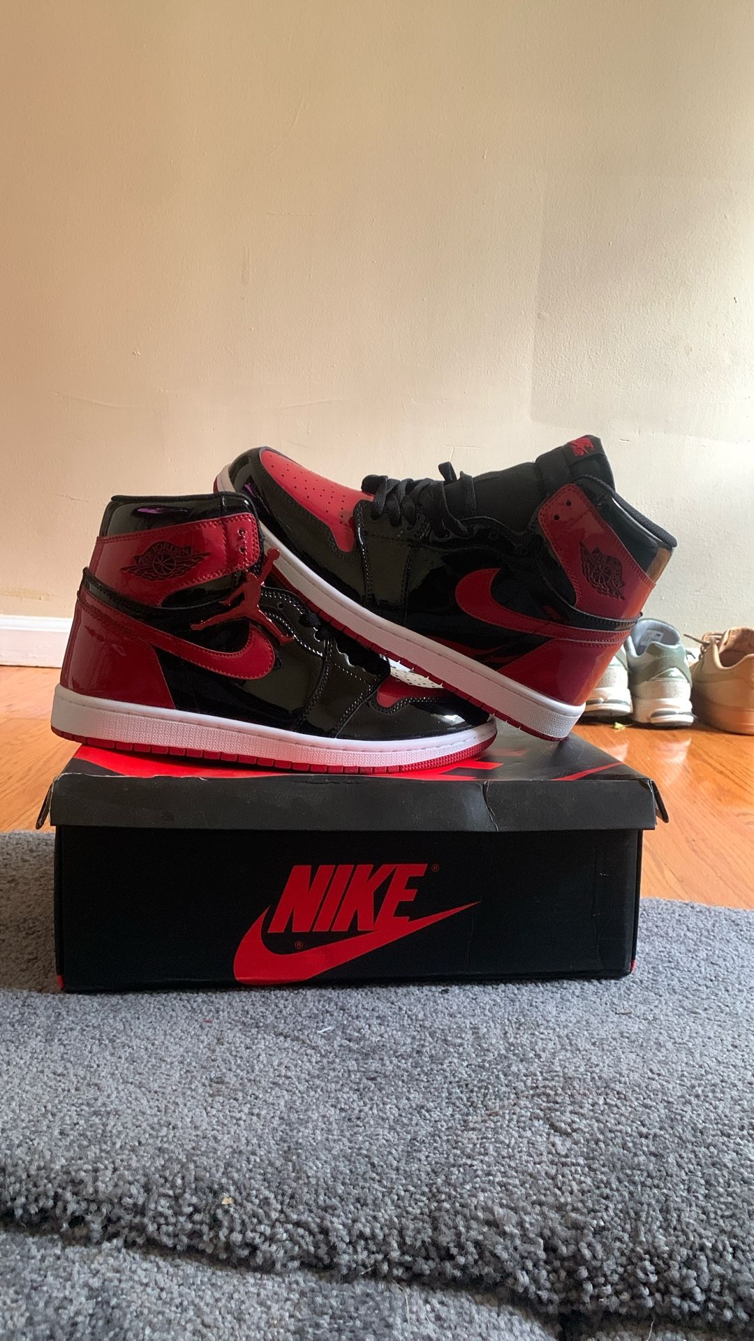 AIR JORDAN 1 RETRO MID OG (black/varsity red-white noir/blanc/varsity rouge) Size 10