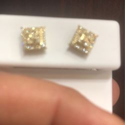 10kt Beautiful natural diamonds Earrings with a screw backs