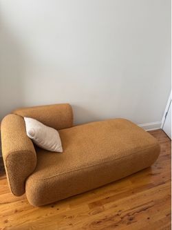 Bouclé Chaise Lounge – Like New (Available Mid–Late August)