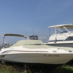 2001 SeaRay 22’ Sundeck