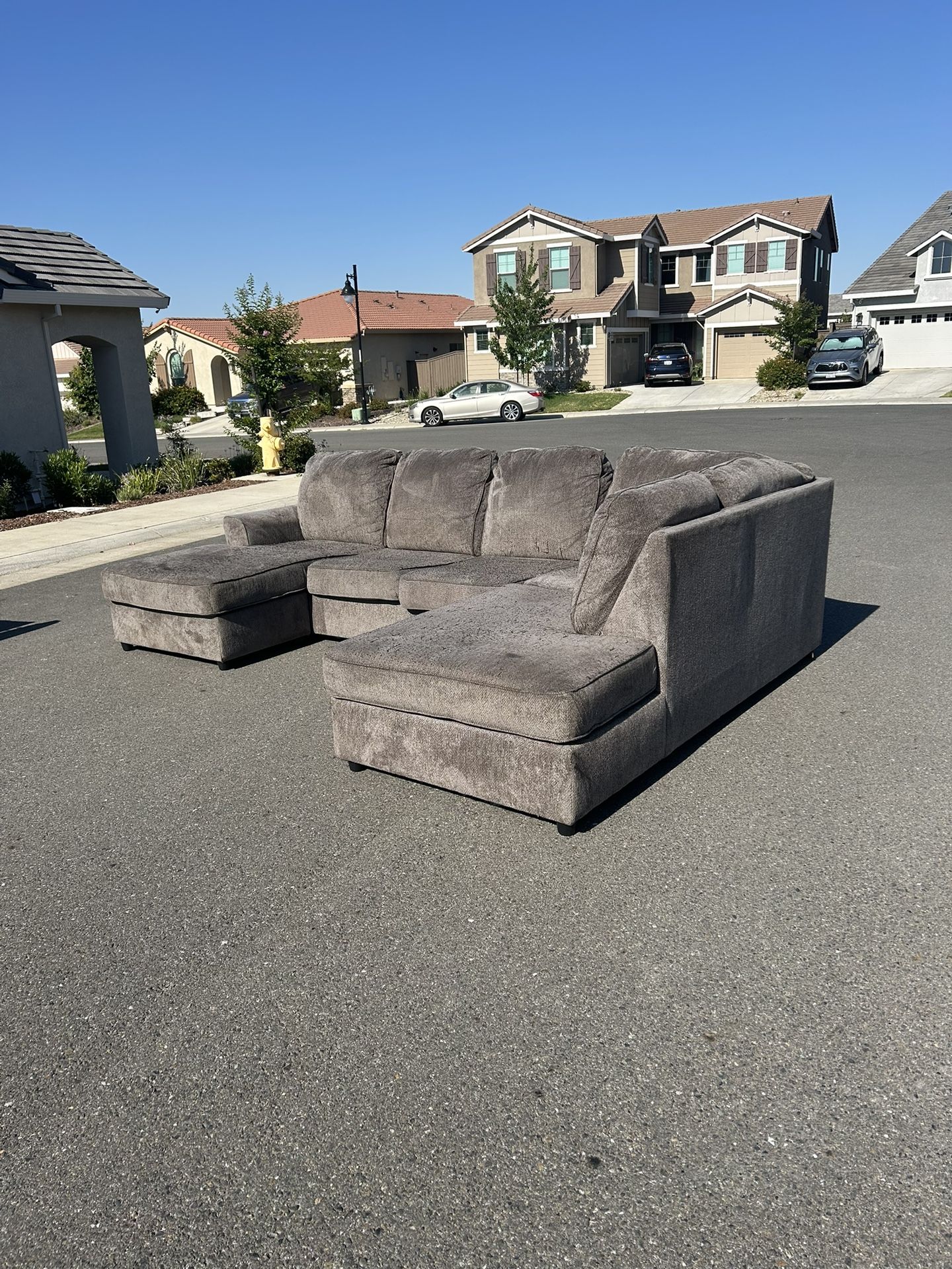 Beautiful Grey Sectional Couch (Delivery Available)