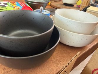 Plates, bowls & dinner ware