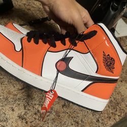 Jordan 1 Mid SE Turf Orange