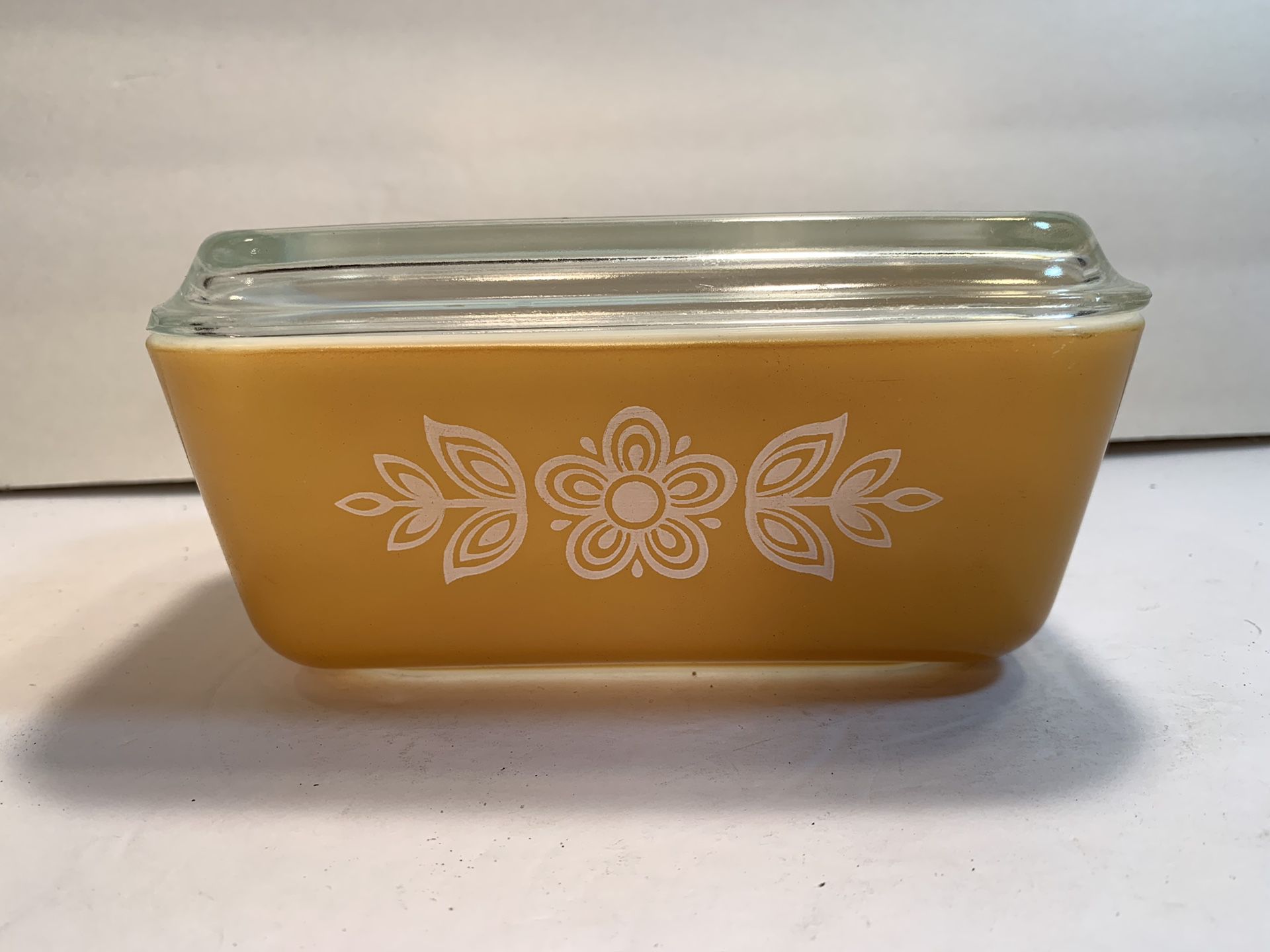 PYREX Vintage Butterfly-Gold 1-1/2PT Ovenware Refrigerator Dish with Ribbed Lid (0502)