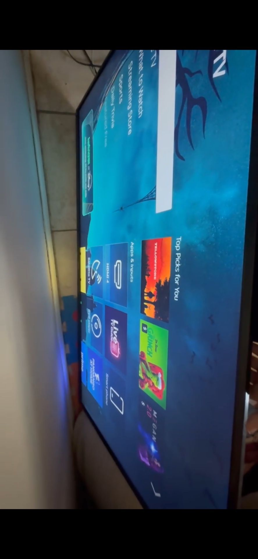 TCL Roku Smart TV With Controller