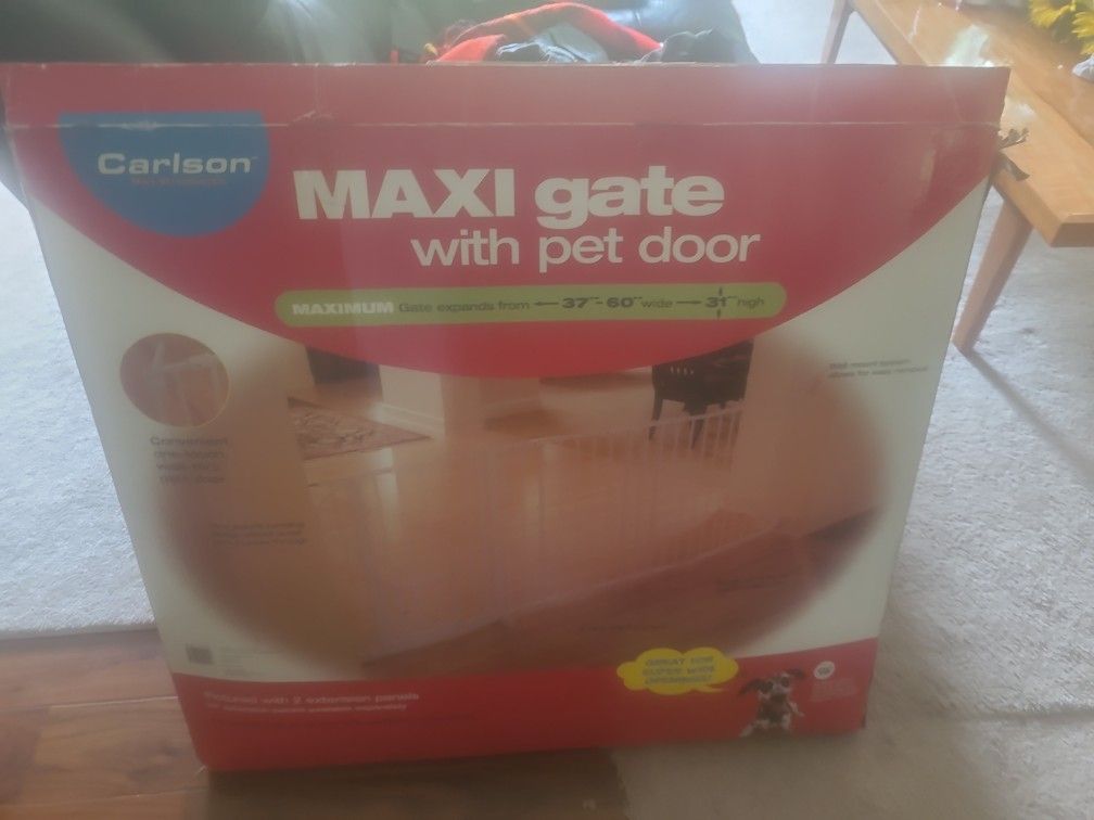 Maxi Gate With Pet Door