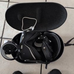 Oculus 2 Headset And Joysticks 
