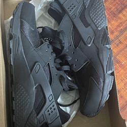 Brand New Nike hurrache Size 7 (Black)