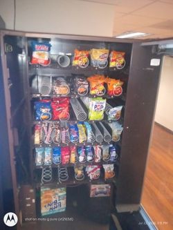 Snack vending machine