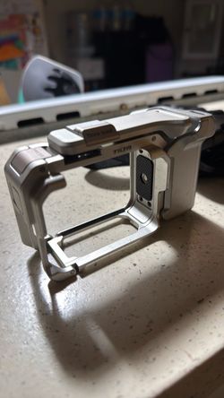 Insta 360 acepro 2 cage and camera shooter and action camera sling