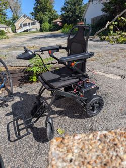 Foldable electric wheelchair