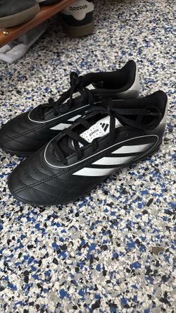 Indoor soccer shoes