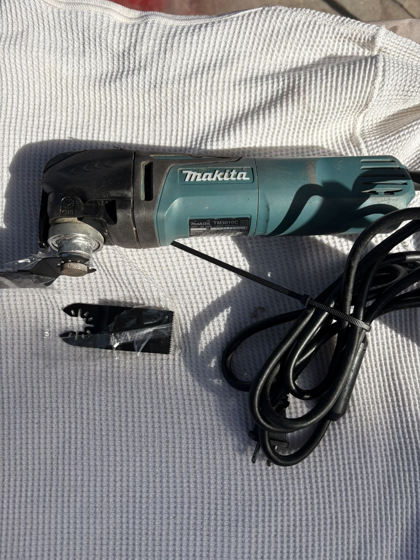 Makita TM3010C Corded Oscillating Multi-Tool-Like New- 3 Amp, Variable Spd., New Blades, 9’ Cord