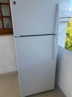 Refrigerador H67” x W 28”