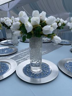 Centerpieces 10 Vases And Chargers With Flowers