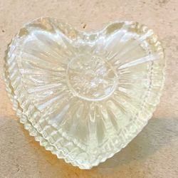 Vintage Heart Dish and Lid. Fluted Heart Clear Glass Dresser Box. Great Valentine Gift. Clear and Beautiful Trinket Dish.
