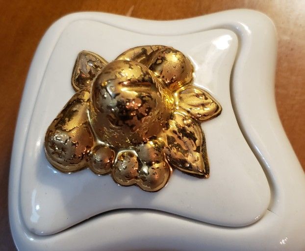 Vintage White Porcelain Trinket Dish With Lid...22kt Gold Handle