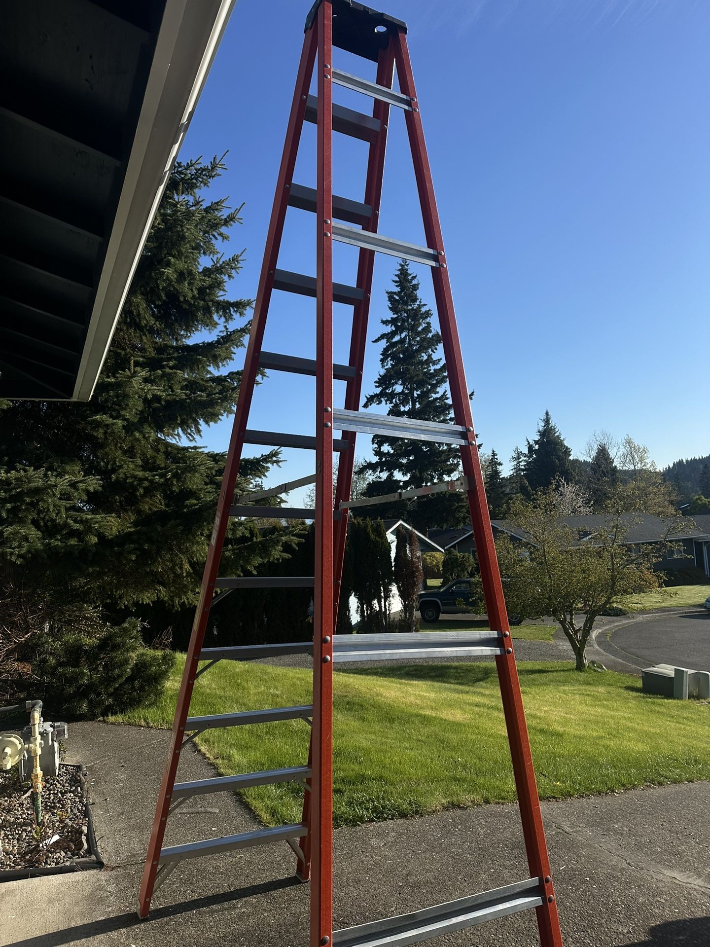 Cuprum 686-12N 12FT fiberglass stepladder - C-3017-12N - 225Kg