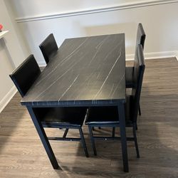 Dining Room Table With 4 Chairs. 