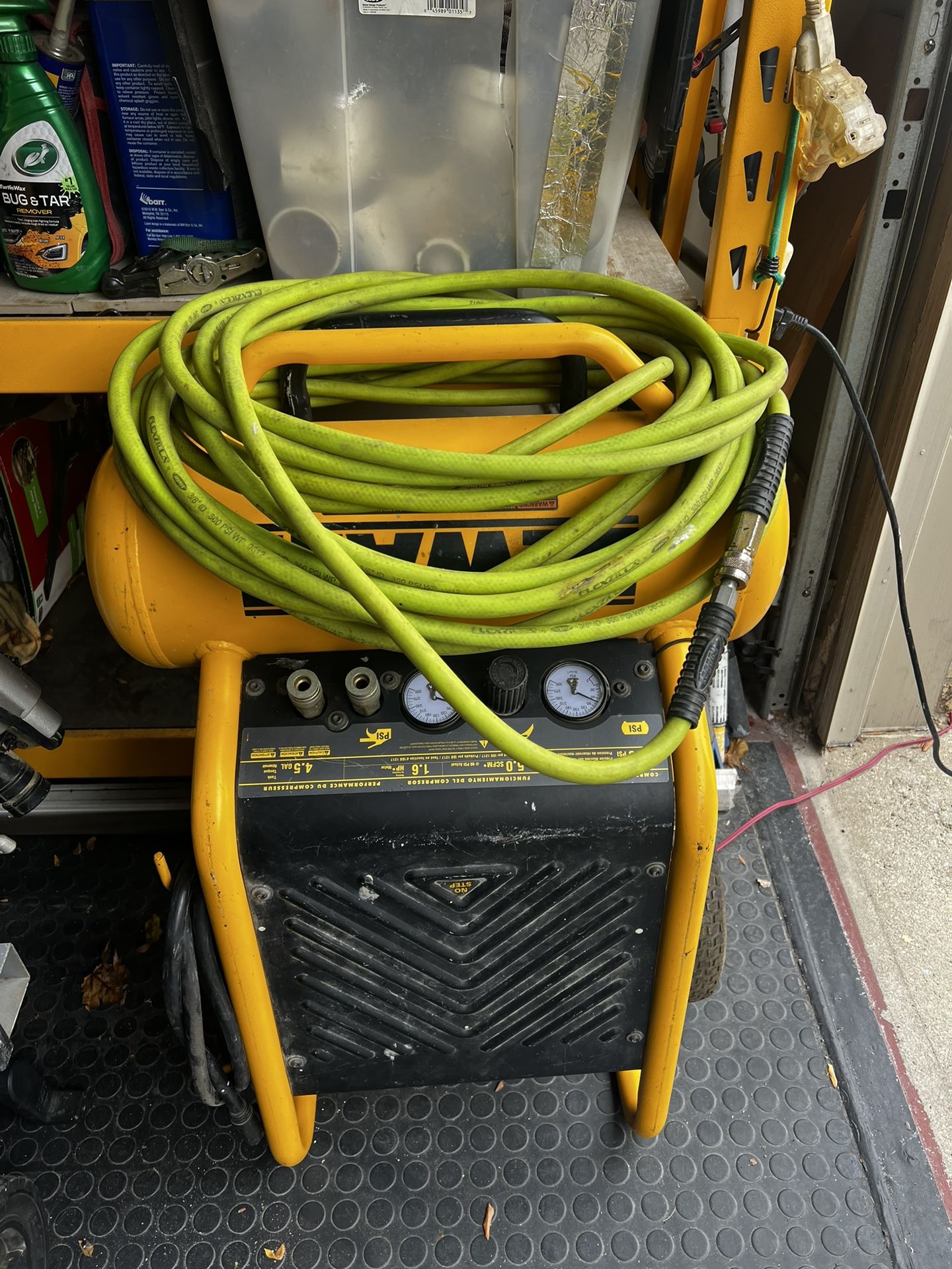 DEWALT 4.5-Gallon Portable Electric 225 PSI Horizontal Air Compressor