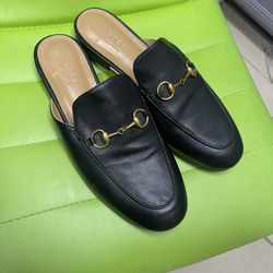 Woman’s Gucci Flats Like New Authentic  Size 8 