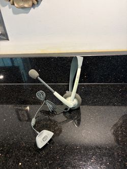 Microsoft Xbox 360 Wired Chat Headset in white and gray